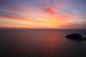 Спокойное море, солнце на восходе, градиент на небе, небо и горизонт во время восхода, природа