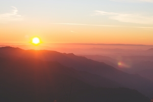 восход солнца над горами
