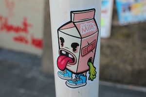 Стритарт из Люксембурга, рисунок пачки молока на столбе 