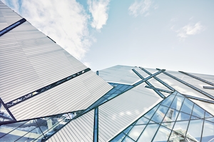 Футуристический фасад здания в Торонто. Удивительные архитектурные детали, стекло, небо 