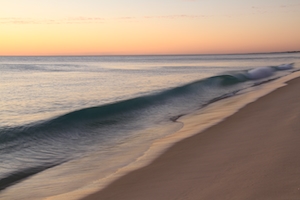 морской пейзаж, песчаный пляж и спокойное море во время заката 