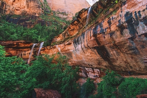 Водопады из красных скал, красные скалы каньона, горный пейзаж