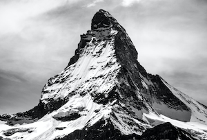 Заснеженная скала, горы и небо, черное-белое фото 