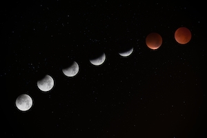 Луна становится красной во время затмения