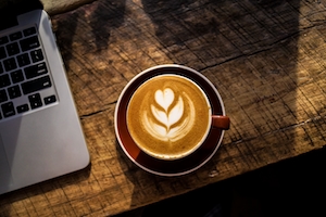 Кофе с рисунком из пены, ноутбук