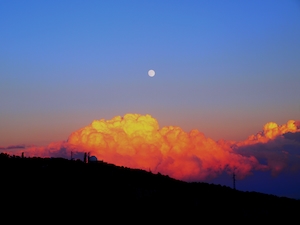 Золотые облака и закат полной луны в Крыму, небо во время заката