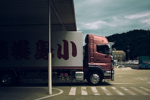 Розовый японский грузовик