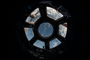 люк с панорамным видом на открытый космос 