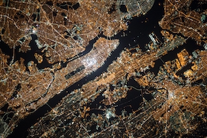 фото крупного города с космического спутника 