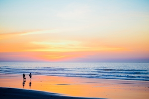Семья наблюдает закат на пляже, закат над морем, закат над водой, солнце на закате, градиент на небе, небо и горизонт во время заката, природа
