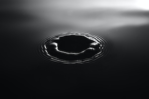 монохромная рябь на воде, черная вода 