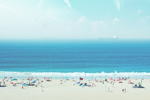 Переполненный песчаный пляж, пляж, голубая вода, голубое небо, люди отдыхают на пляже 