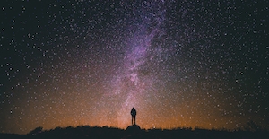 силуэт человека на фоне ночного неба, звездное небо, космическое пространство 