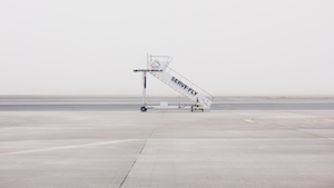 Лестница самолета в аэропорту, белый трап 