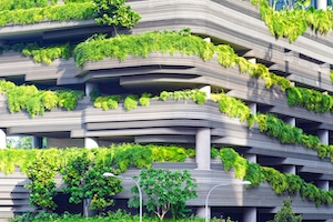 Многоуровневая парковка с зелеными растениями 