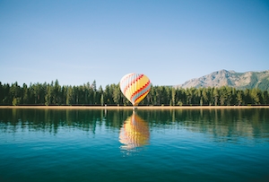 Воздушный шар на озере