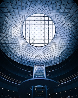 стеклянный потолок архитектурного сооружения 