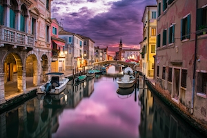 Канал в Венеции на закате, здания на воде 