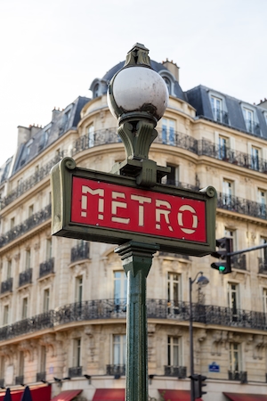 Знак метро в Париже
