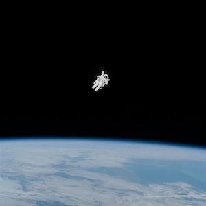 космонавт в открытом космосе 