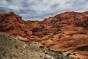 Красные пустынные скалы
