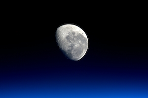 Луна крупным планом в космосе 