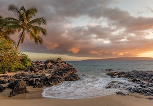 пляж, песок и пальмы, облака во время заката