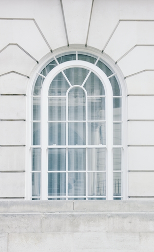 Белое арочное окно