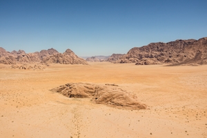 Пейзаж пустыни Вади-Рам, песчаные дюны, барханы, каньон, отвесные скалы 