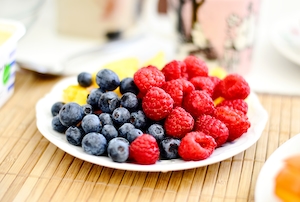 Блюдо с фруктами и ягодами