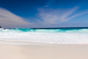 Райские Сейшельские острова, песчаный пляж, море, небо, белая морская пена 