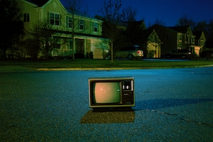 Ретро-телевизор на загородной дороге