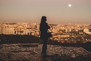 Женщина, любующаяся закатом Лиссабона