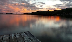 Спокойный закат на берегу озера