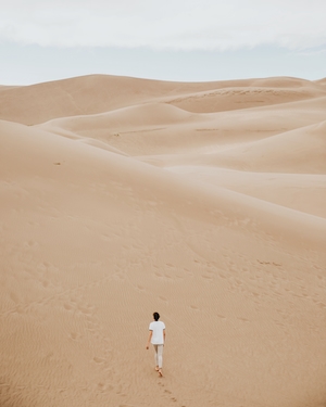 поход по пустыне, человек в пустыне, песчаная дюна, пески в пустыне, пейзаж в пустыне