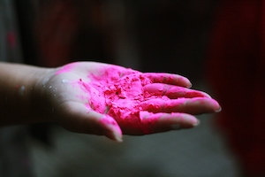 рука человека в розовом пигменте 