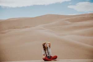 Сидя в пустыне, девушка в пустыне, песчаные дюны, барханы