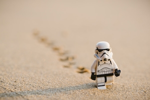 Штурмовик, идущий по песку