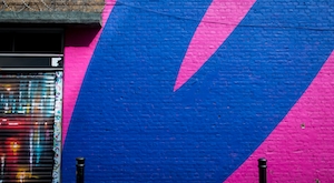 яркое двухцветное граффити на кирпичной стене 
