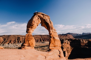 стена красного каньона, арка из песчаной породы 