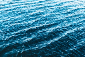 морская поверхность с бликами света, рябь на воде, морские волны 
