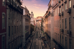 Одна из центральных улиц Лиссабона, закат