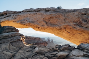 скала в каньоне, арка из камня 