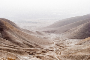 Иорданская долина, видимая с вершины горы Сартаба, песчаная дюна, пески в пустыне, пейзаж в пустыне