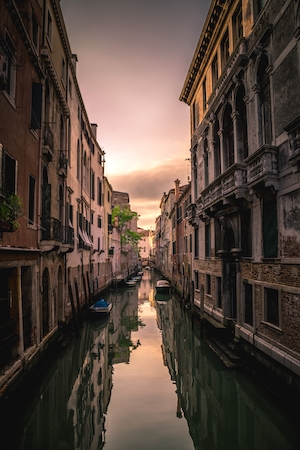 Канал в Венеции на закате, здания на воде