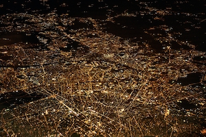 Вид на ночной Париж из самолета 