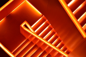 Освещение ярко-оранжевой лестницы