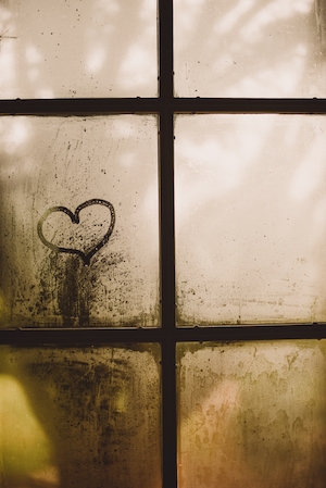 Сердце на запачканном окне 
