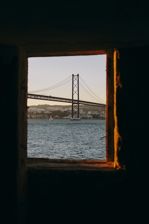 Мост Васко да Гама сквозь раму старого окна