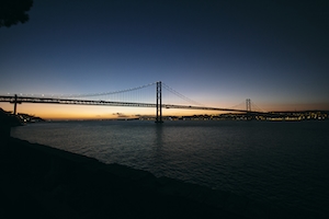 Лиссабонский подвесной мост на закате.